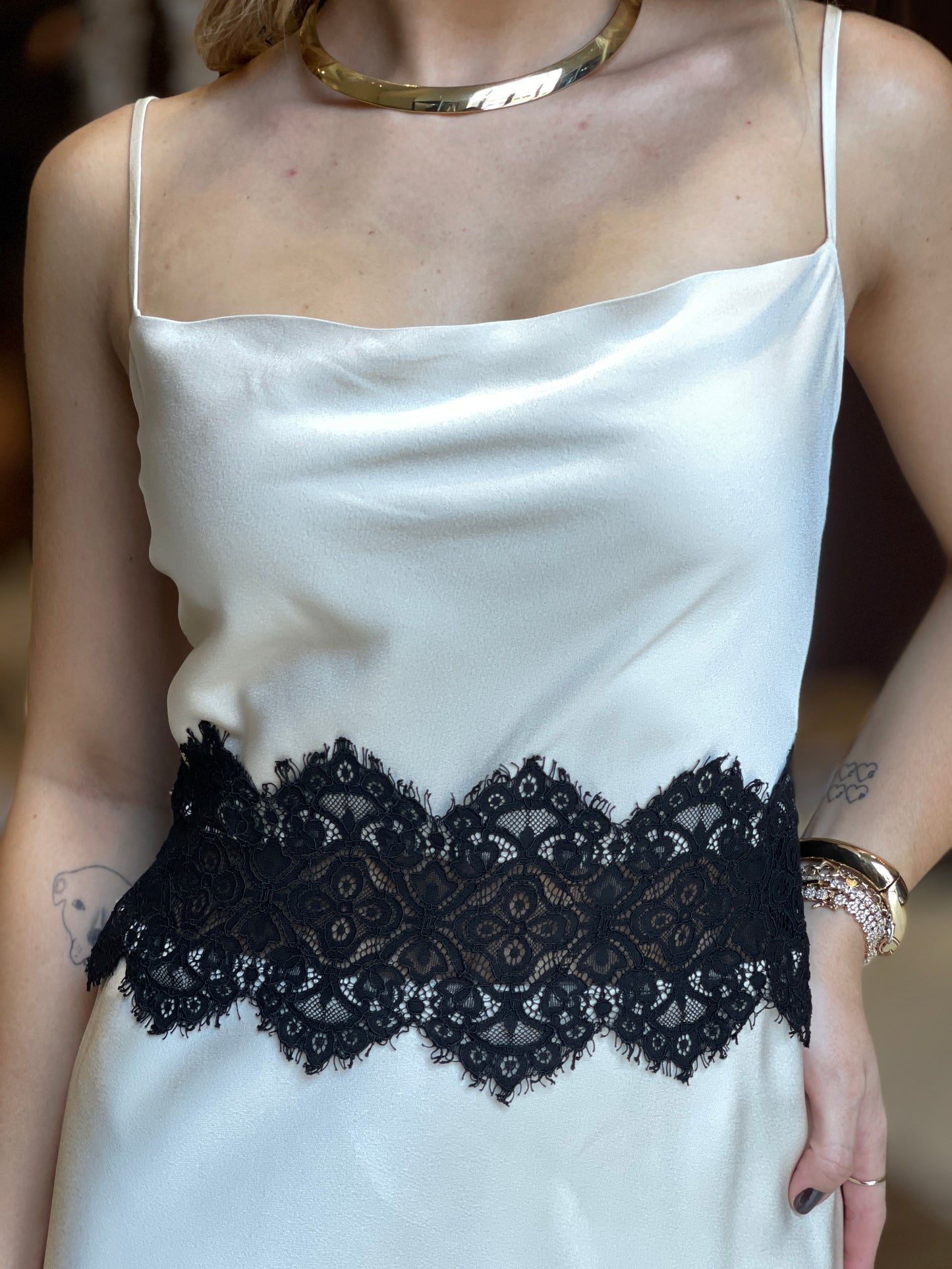 VESTIDO MÍDI COM RENDA